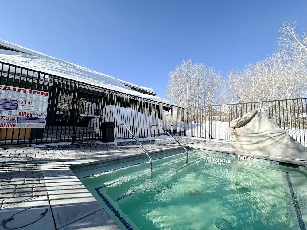 Snowcreek VII 1403 Deluxe Townhouse, Stunning Mountain Views, 2 Car Garage, Washer Dryer by RedAwning