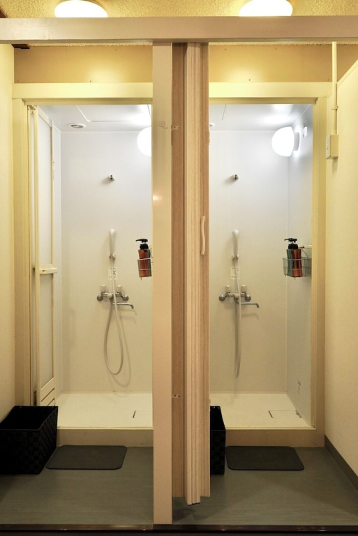 Tug-B Bar & Hostel
