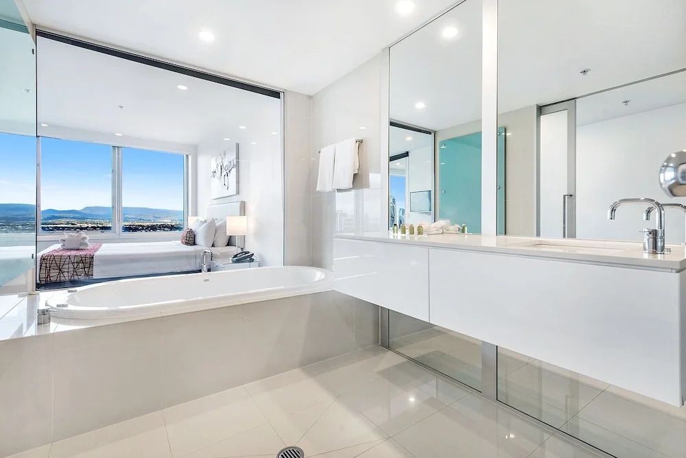 Private 3 Bed Ocean View Q Surfers Paradise
