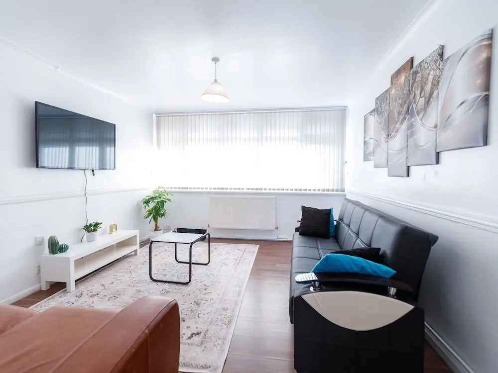 Inviting 3-bed House in London, Stay up to 6