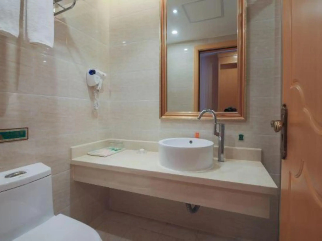 Chihao Hotel (Shenzhen Shiyan Hongfa World Store)