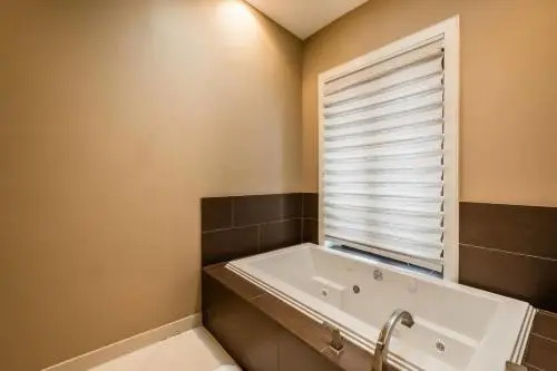 LazyKey Suites - Gorgeous 3BD Penthouse w/Spa and a Private Deck