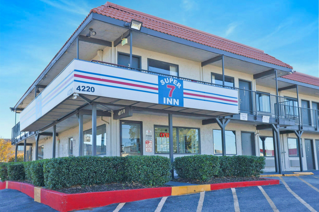 Super 7 Inn Dallas Near Duncanville