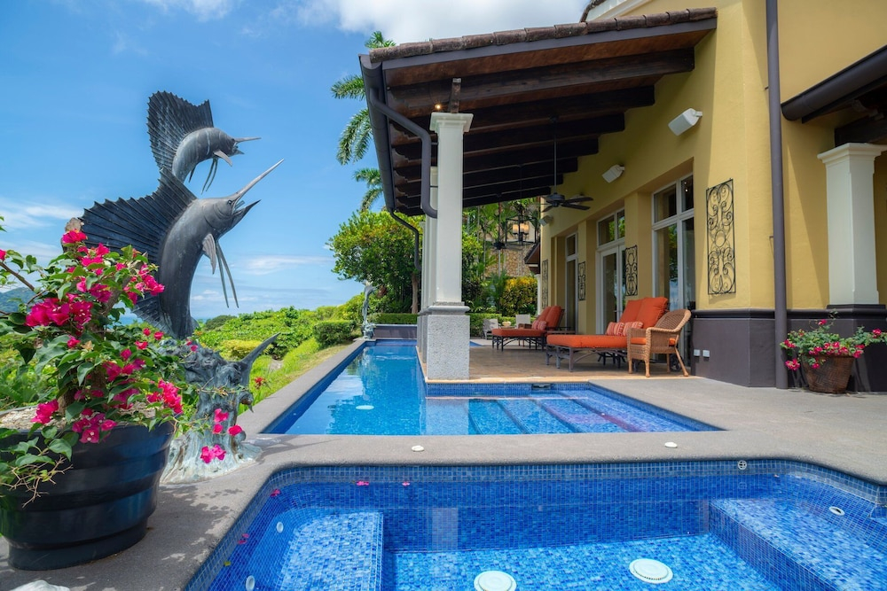 Villa Angel 4 bdr Ocean View pool in Los Suenos