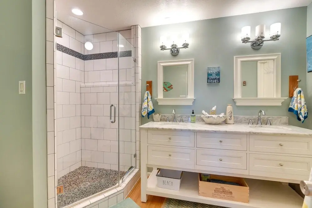Pet-friendly Condo w/ Seasonal Pool in Galveston!