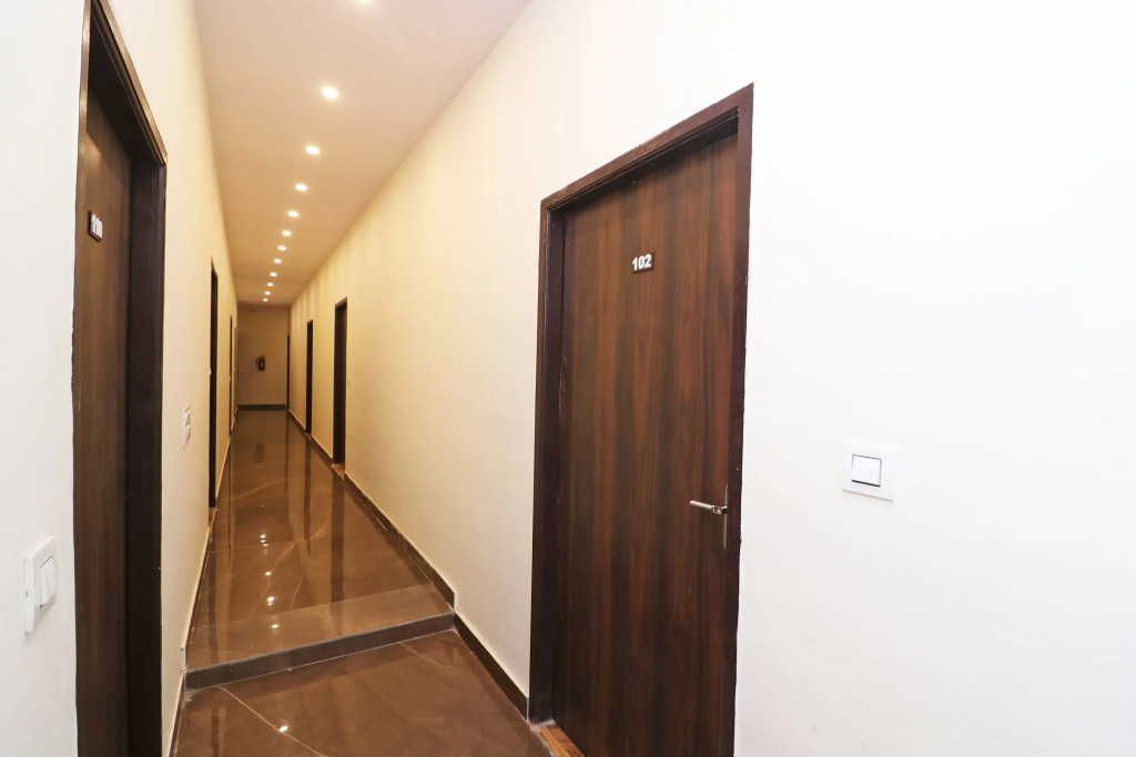 OYO 81074 Hotel Adb