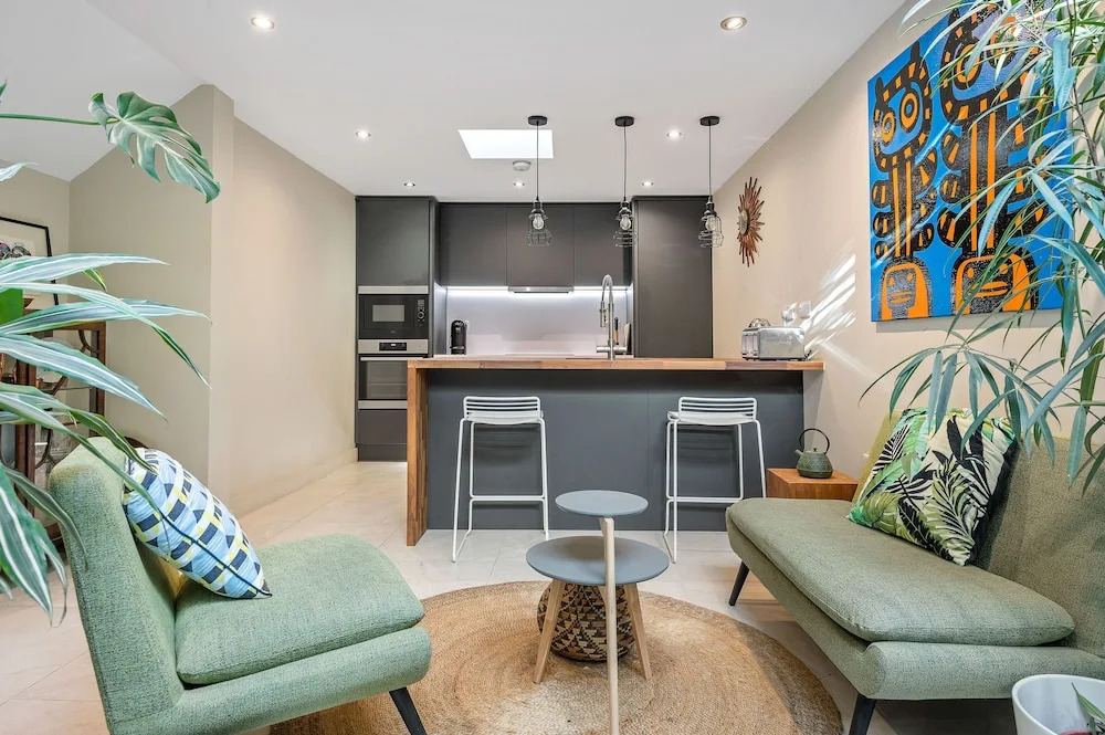 Central London 3-bed Apt, Sleeps 6, 3 Mins to Tube
