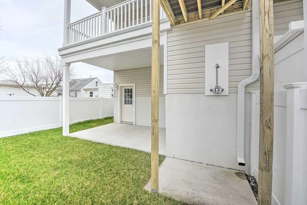 New Townhome u003c Half Mi to Beach