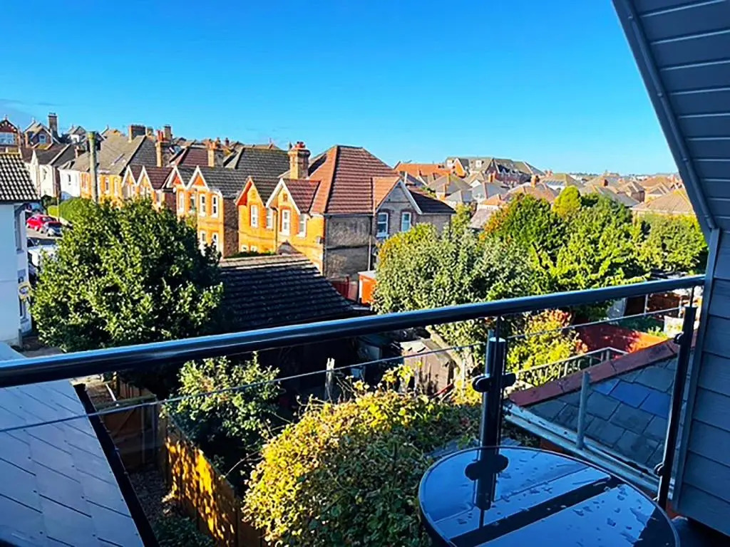 Private Two Bedroom Residence in Southbourne - Private Parking - Off the High Street - Minutes Away from the Beach