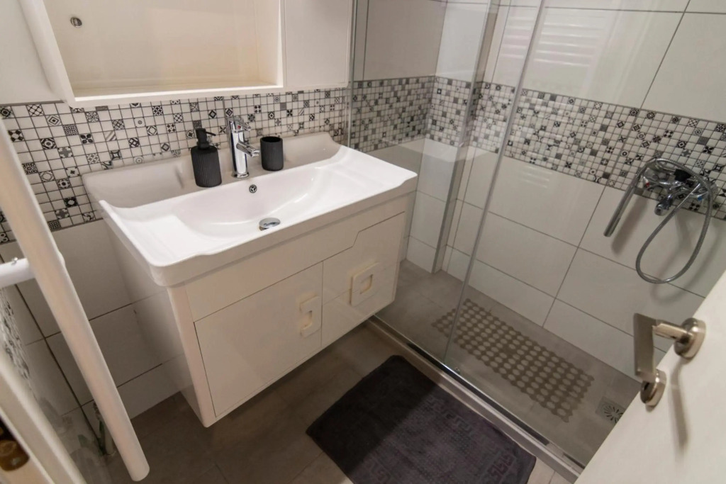 Luxury apartment 10’ from the center!