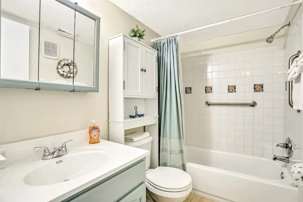 Oceanfront Condo With Pool, Grill, Central AC, Washer/dryer, & Snowbird Friendly