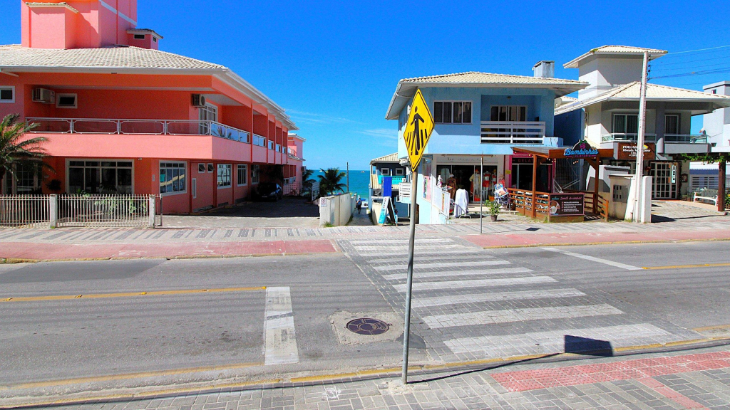 1056 - Apartamento para locação na praia de Bombinhas