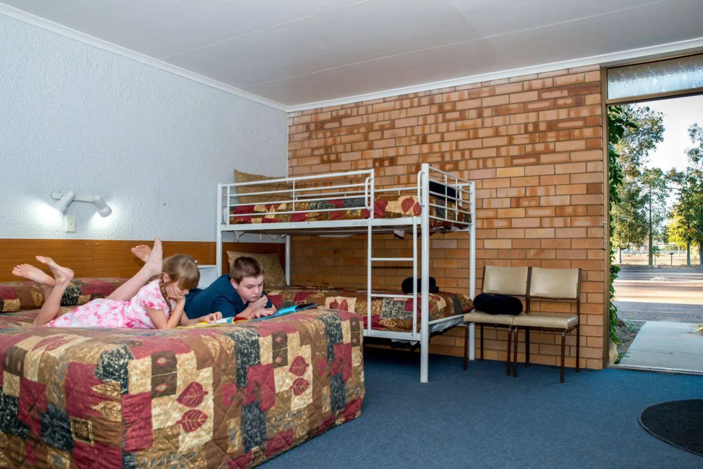 Abajaz Motor Inn - Pool and short walk to Town