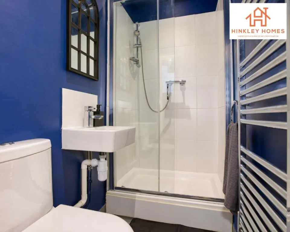 Centrally Tucked Away Private 4bed - Free parking! By Hinkley Homes Short Lets & Serviced Accommodation