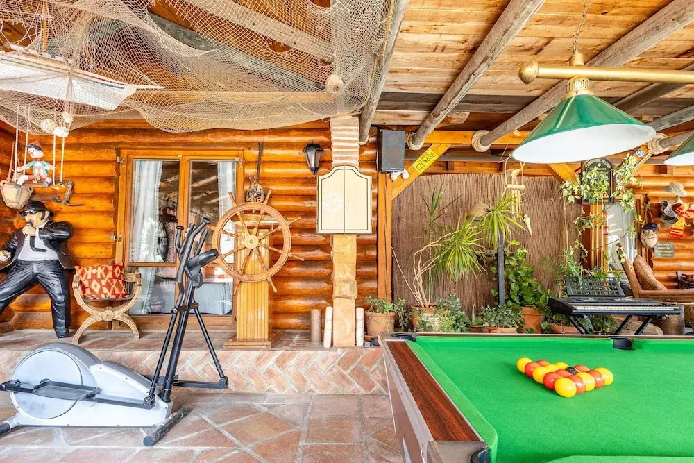 Luxurious Private Cabin Pool Hottub & Fireplace