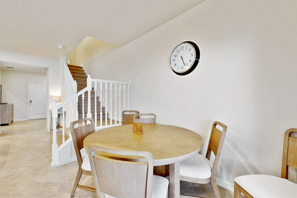Beautiful Home With Private Pool, Space for the Whole Family & Pets