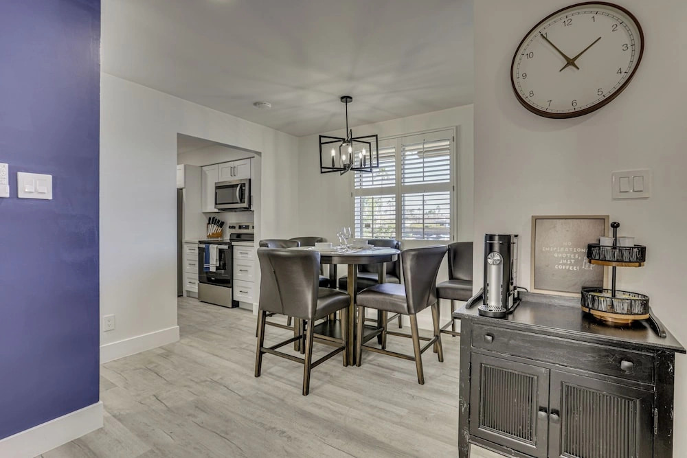 Renovated, Walkable! Old Town Condo w/ Pool Access