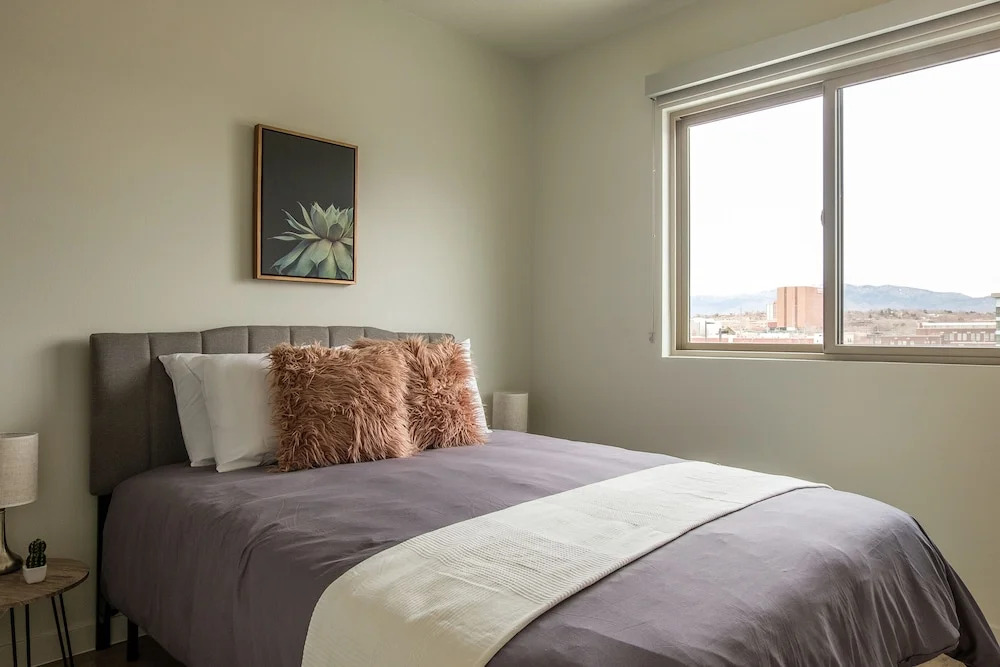Downtown 2 BR w/ Wifi by Frontdesk