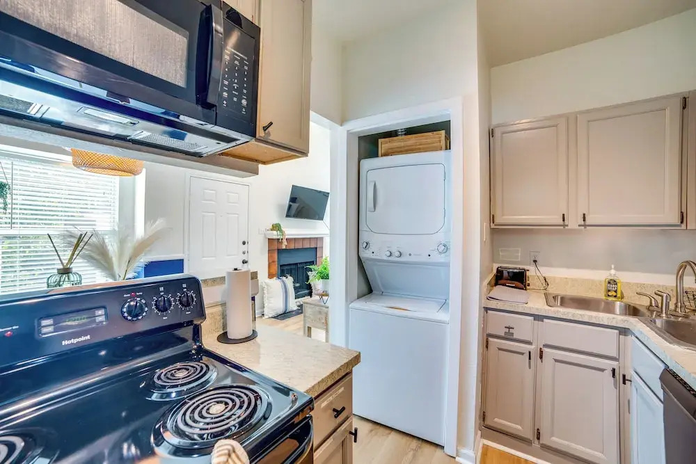 3 Mi to Downtown Dallas: Sleek Condo w/ Patio