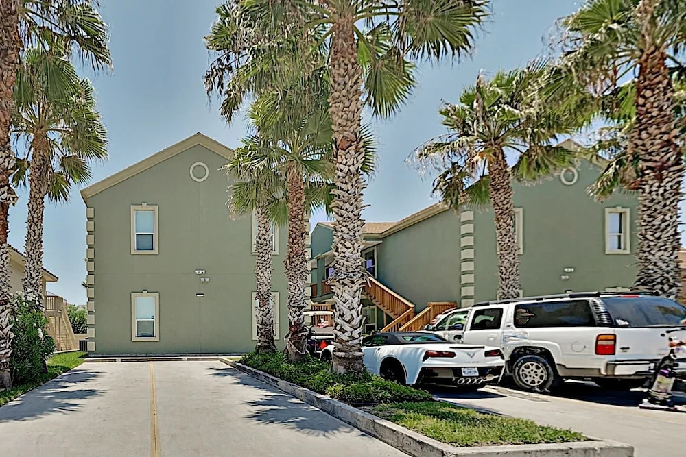 Bright Beach W/ Pool - Steps To The Sand! 2 Bedroom Condo