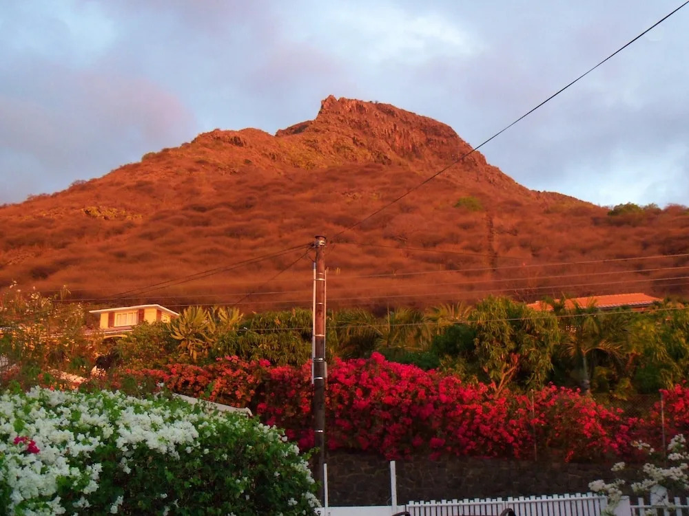 Studio in Black River, With Shared Pool, Enclosed Garden and Wifi - 1 km From the Beach