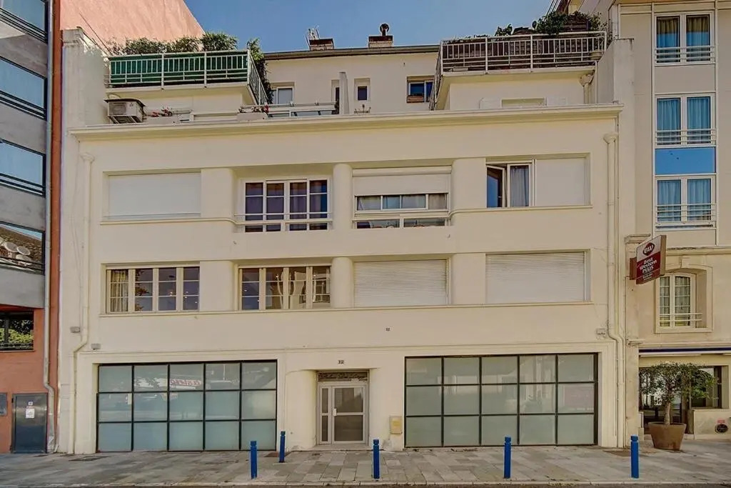 MAGNIFIQUE 3 PIECES RENOVE CANNES CENTRE 'Banane' AVEC VERANDA ! A2B88
