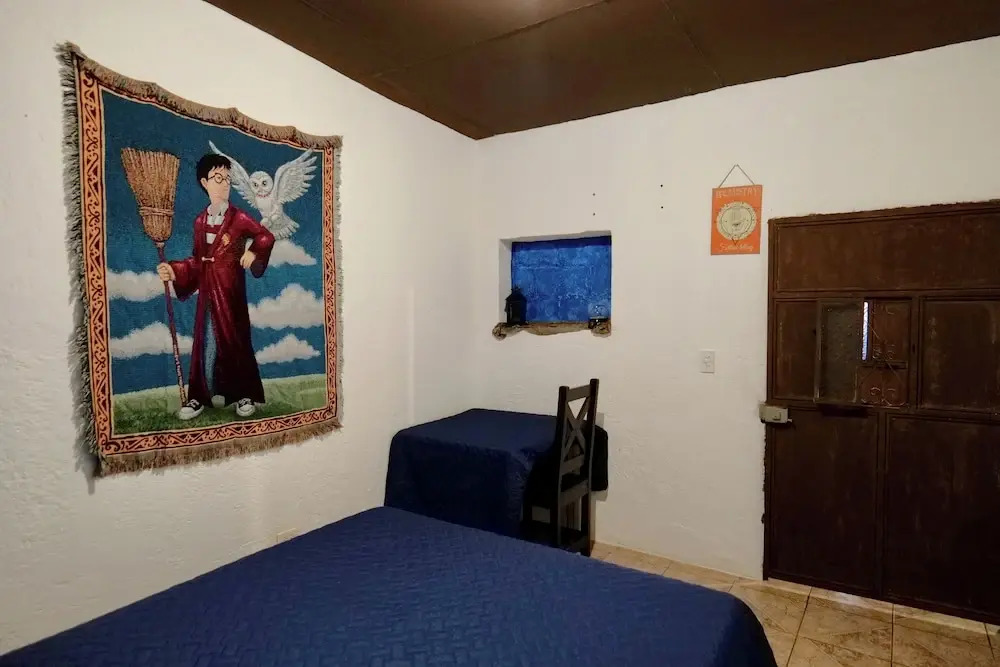 Budget Private Rooms - Wonderland B&B - Shuttle services available