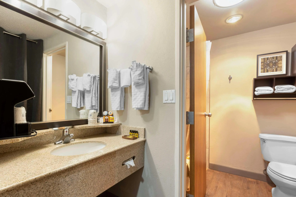 Best Western Plus Midwest Inn