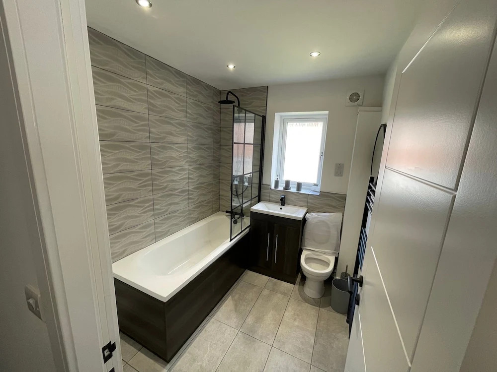 Brand New High Spec House with Parking & Wi-Fi By Home Away From Home - A
