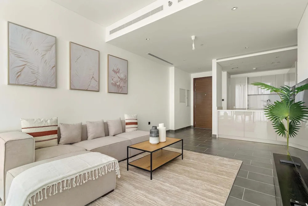 Spacious 2BR in The Crest With Pool and gym