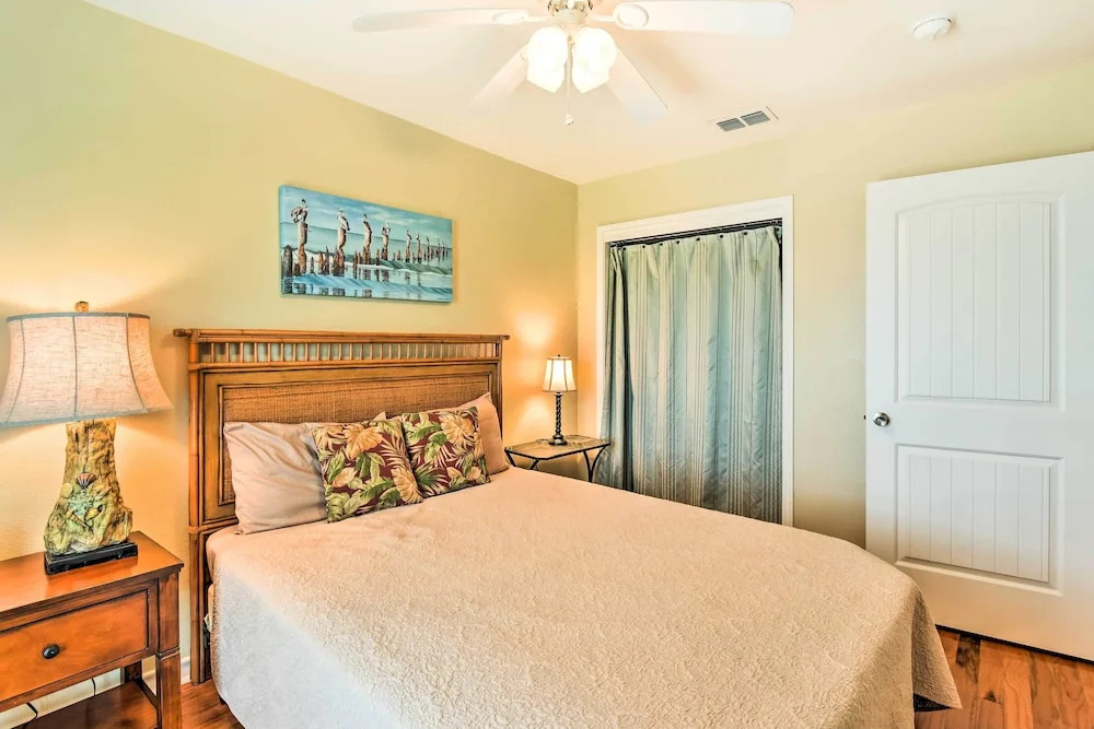 Near Beach & Golfing: Port Aransas Condo w/ Deck
