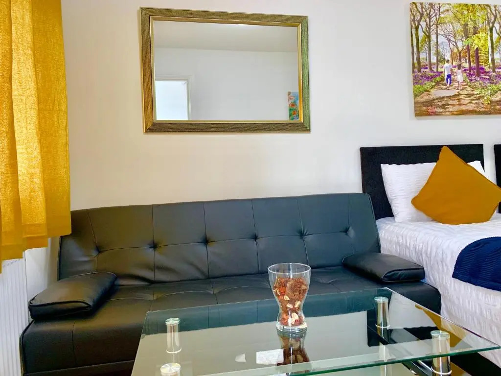2 Bedroom 2 Bathroom Ground Floor Apartment in Newbury Park Ilford with Garden Parking and Fast WiFi