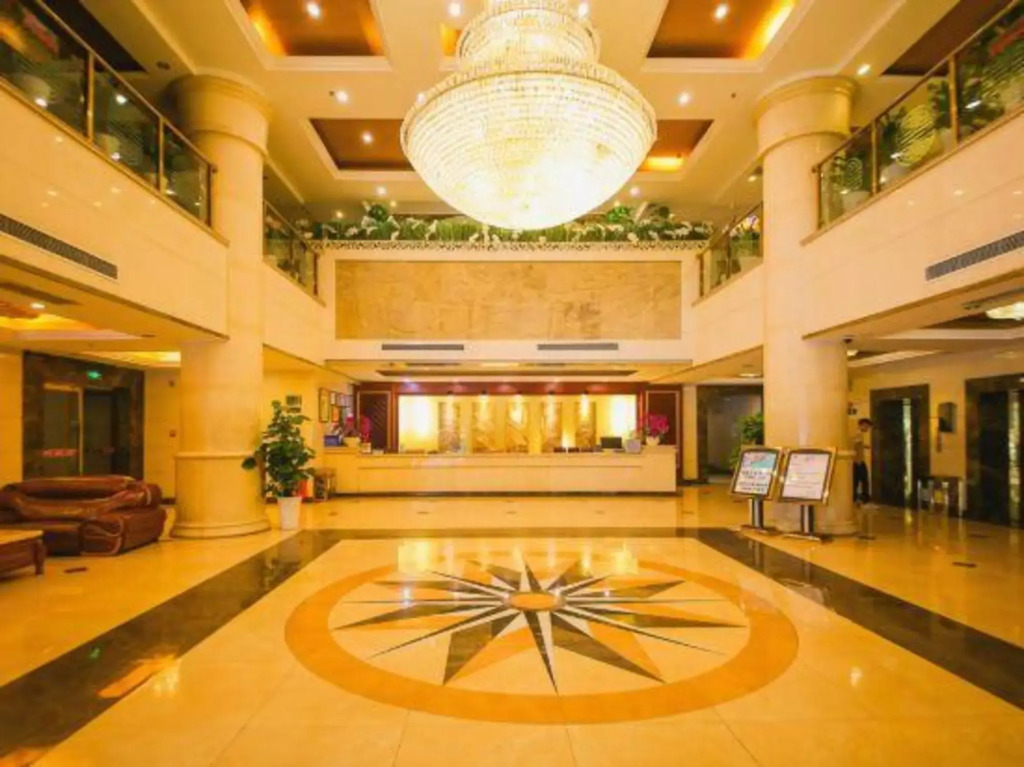 Luzhou Century Hotel (BBK Plaza Xintiandi)