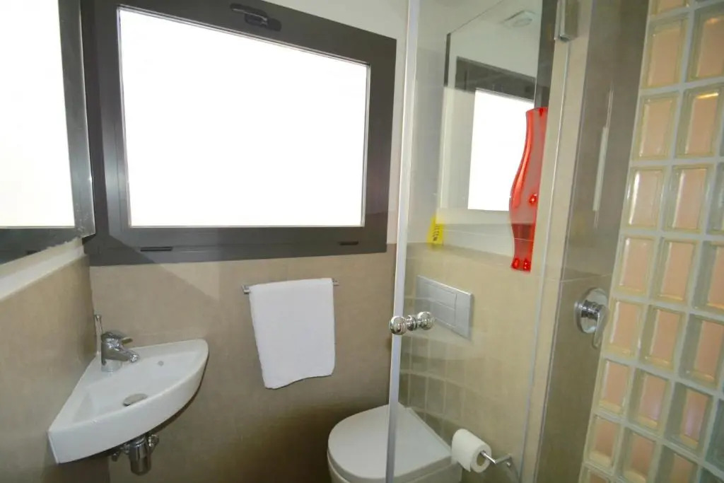 Chic Stylish Apartment with 2 Beds And Roof Terrac