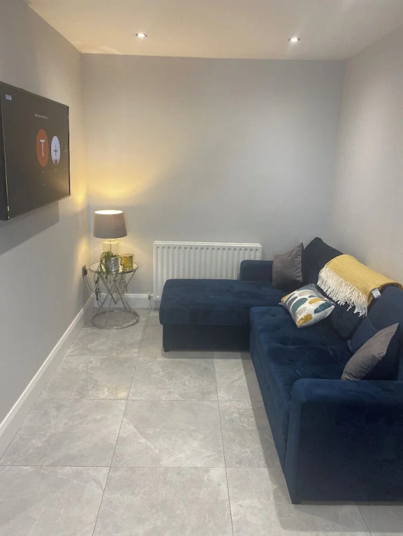 Modern 3-bed Apartment in Magherafelt Sleeps 8
