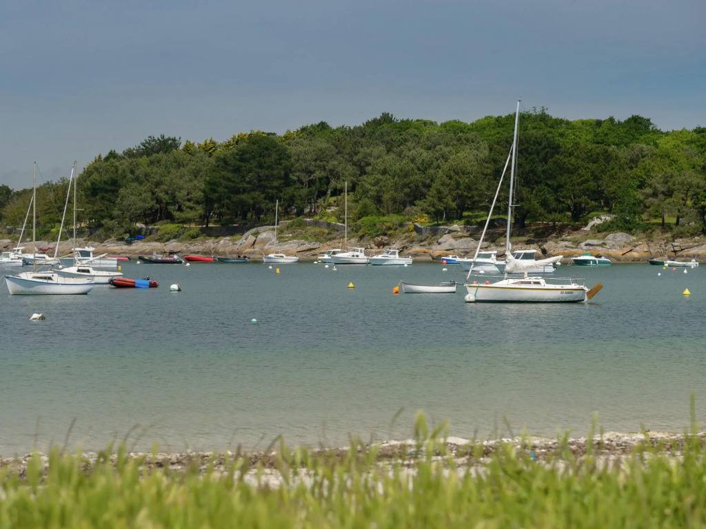 Spacious Villa in Concarneau with Swimming Pool