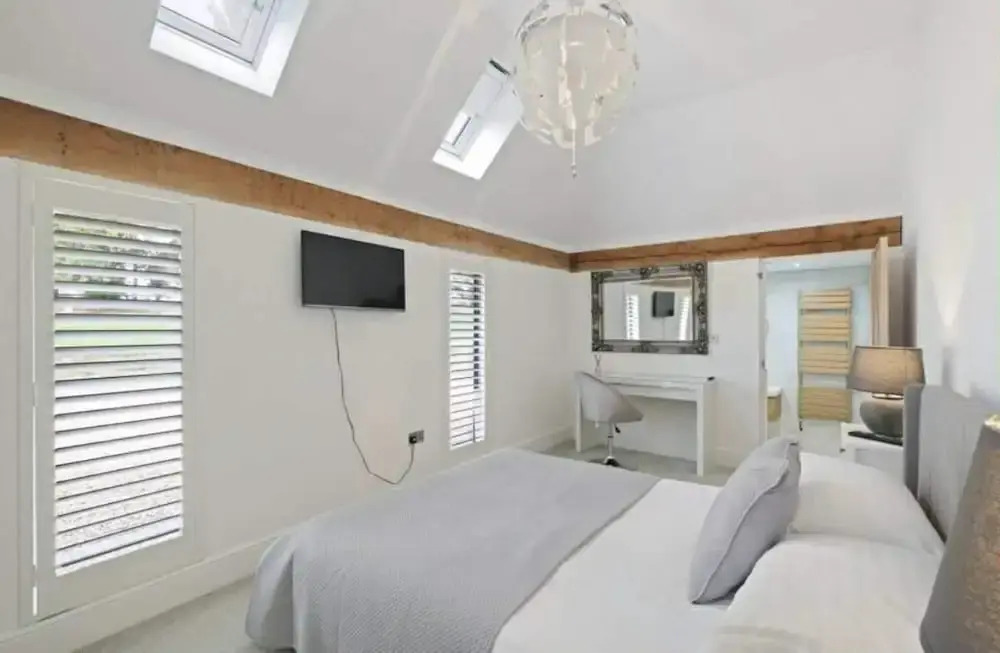 Cedar Barn Getaway, 3 Bed, Sleeps 6, Parking