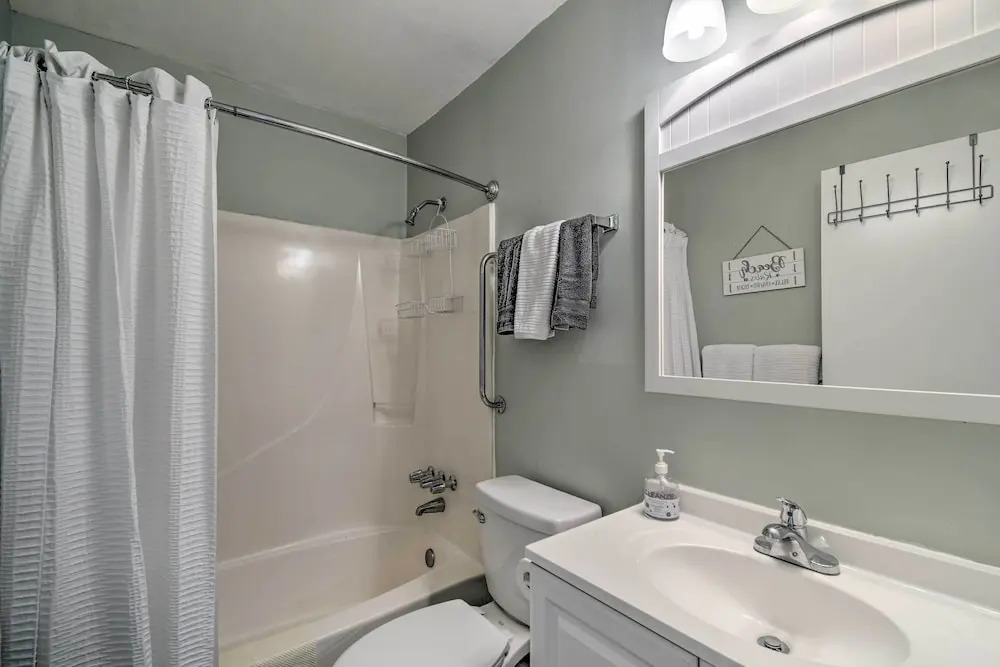 Gulf Shores Condo w/ Pool & Grill: Walk to Beach!