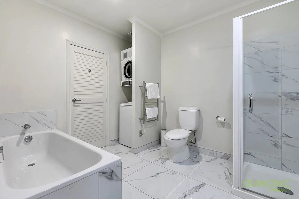 QV Spacious Waterfront with Carpark -962