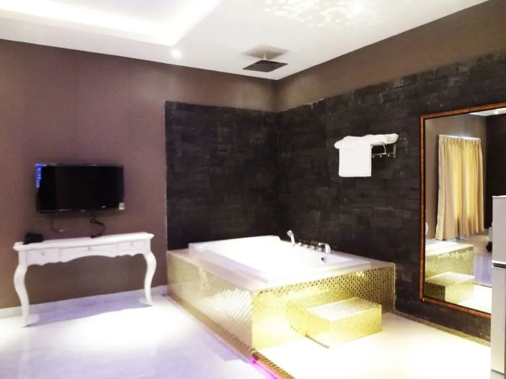 Love Point Hotel