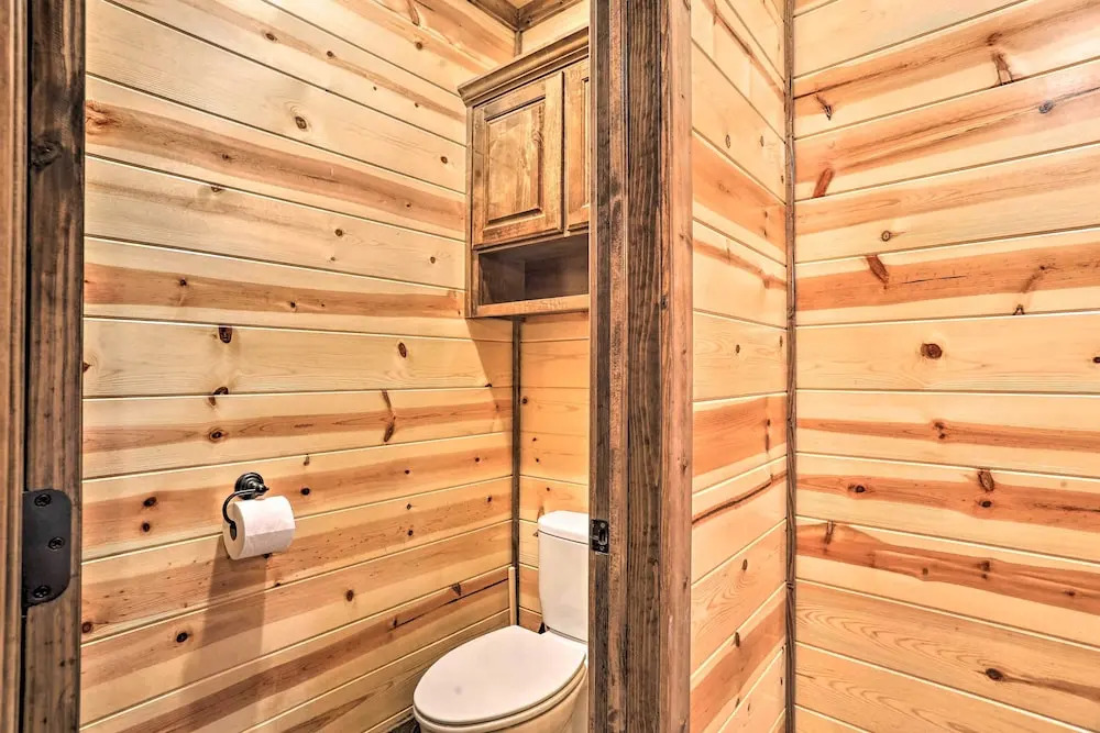 Broken Bow Cabin w/ Hot Tub & Outdoor Fireplace!