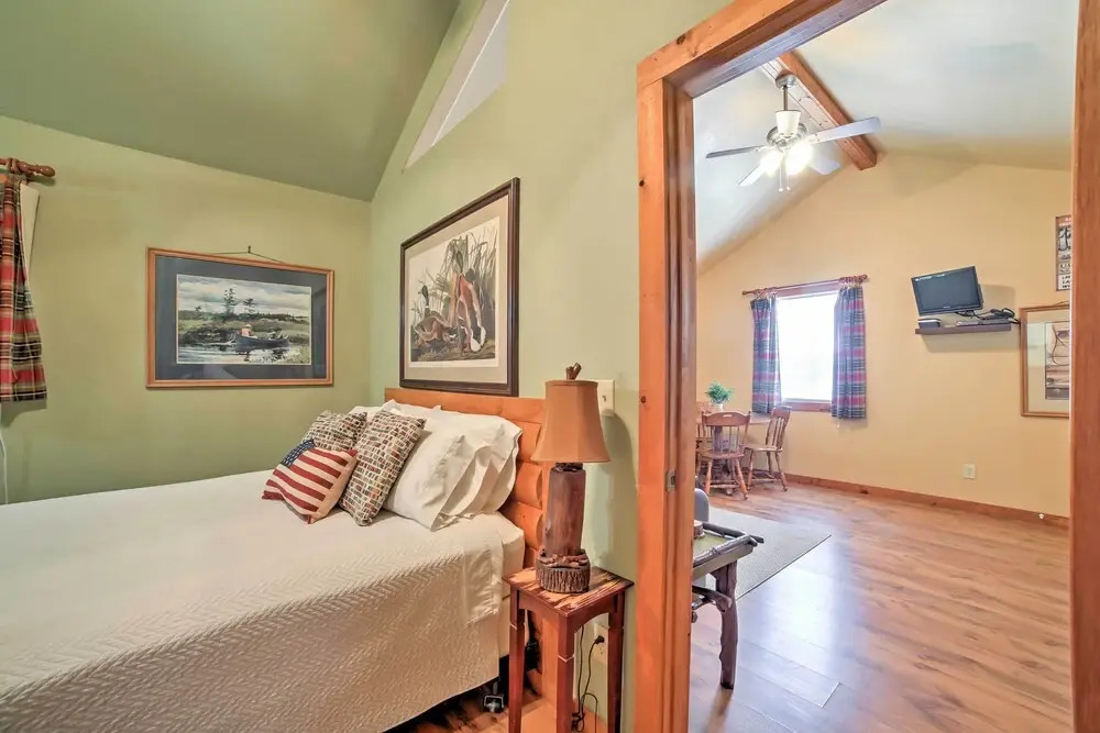 4 Mi to Museums: Cozy Branson Cabin