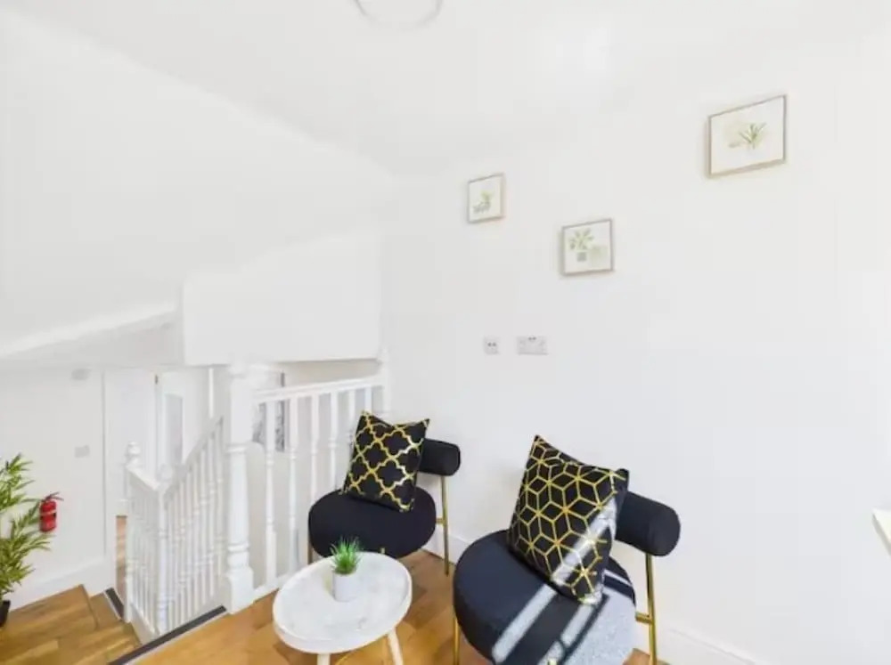 4BR London Home Piccadilly Line Sleeps 9