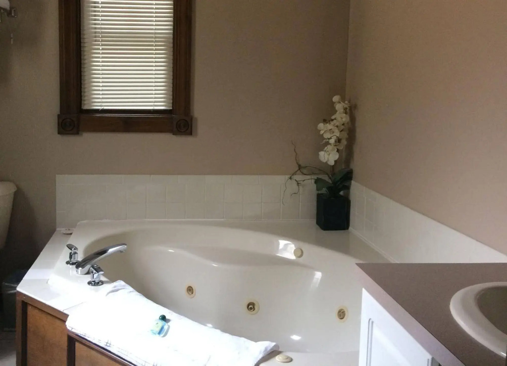 Spruce Hill Inn & Cottages