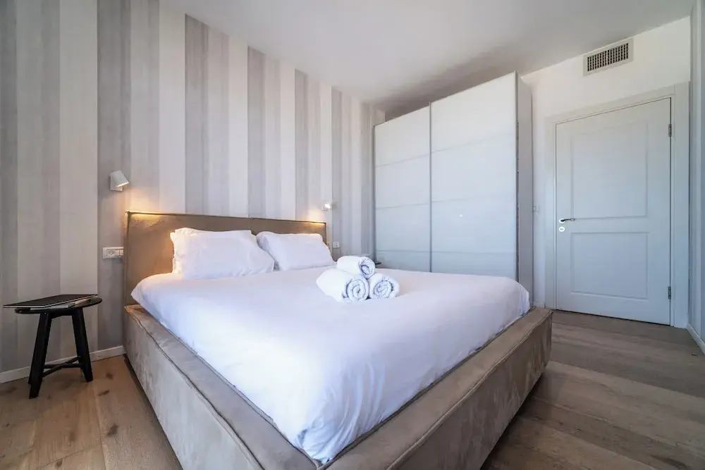Stylish 1BR Beach-Front Apt w Sea View