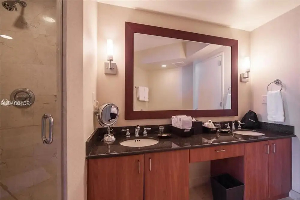 Fabulous Waterfront 2BR 2BA Trump Tower Apartment 6 Guests