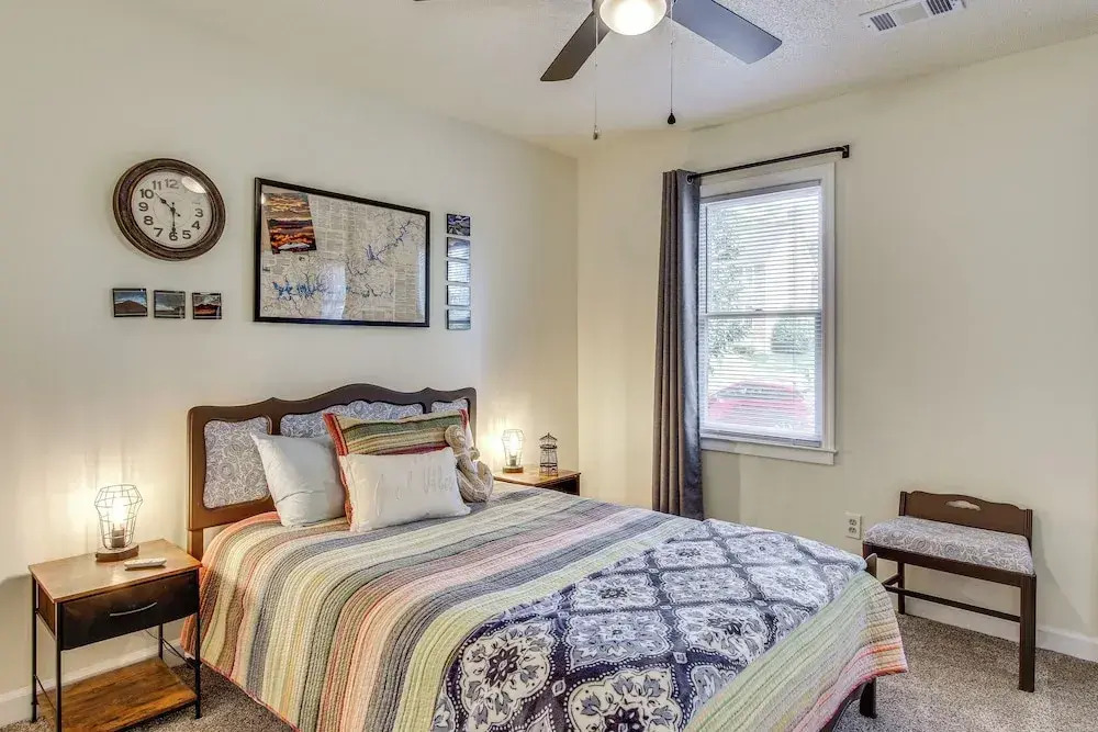 3 Mi to Marina: Quiet Getaway w/ Deck in Lexington
