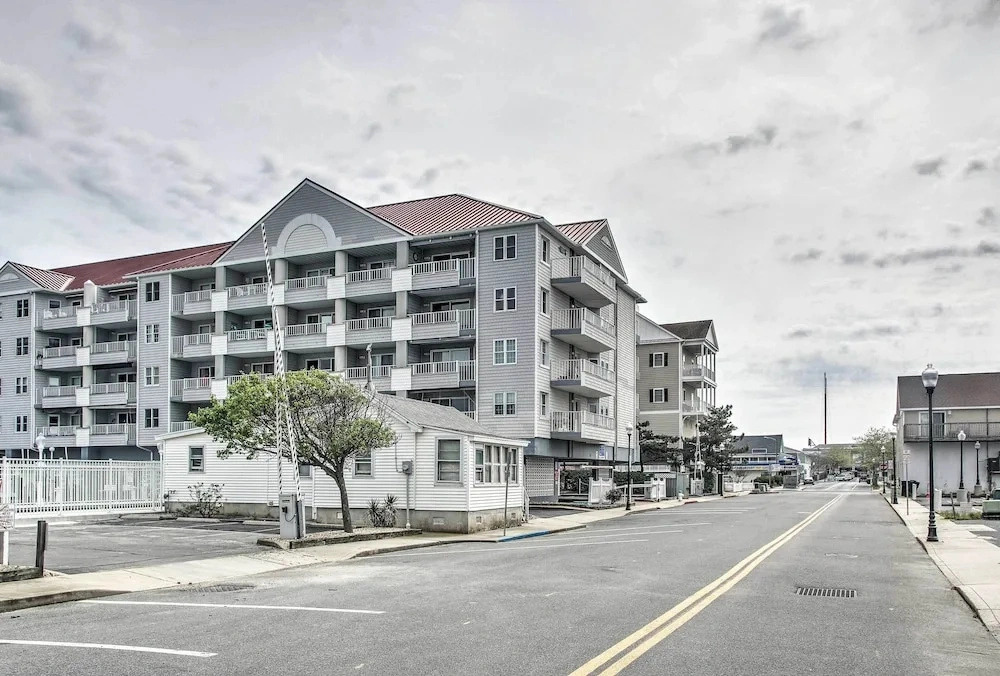 2 Mi to Ocean City Boardwalk: Gem w/ Pool + Marina