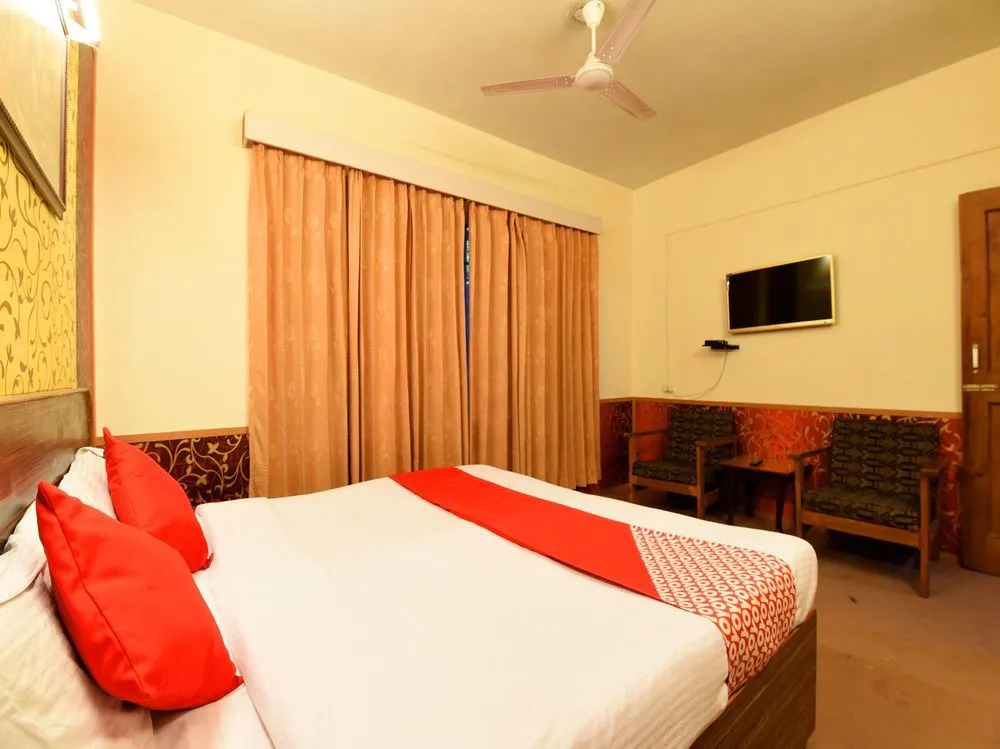OYO 13586 Hotel Monarch