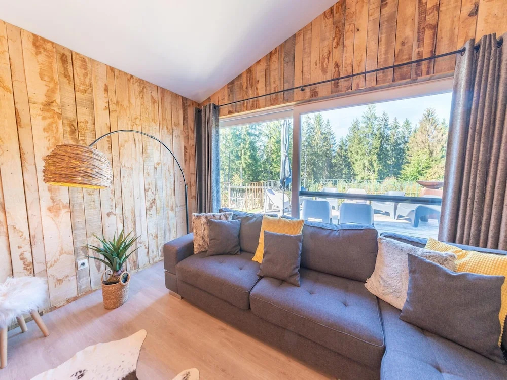 Lush Chalet Near Lake of Butgenbach